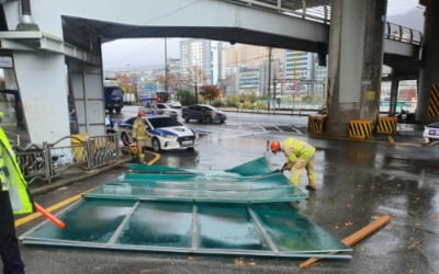 태풍급 비바람 부산 아수라장…곳곳 시설물 파손·항만 컨 붕괴