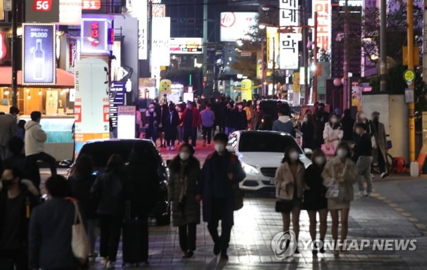 젊은층, 방역에 '복병' 되나…"보이지 않는 감염자 더 있을 듯"