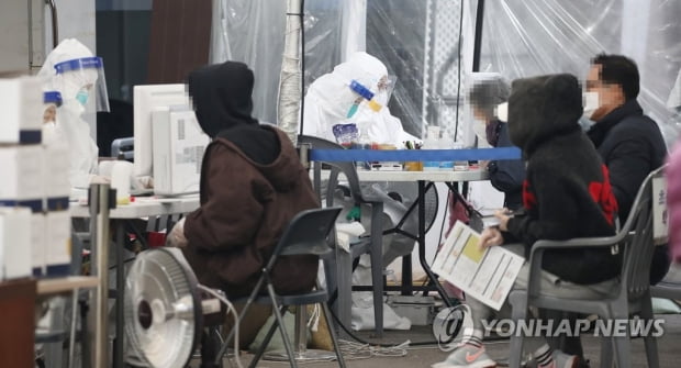 정부 "500명대 확진 오늘이 처음,수도권 2.5단계 논하기 이르다"