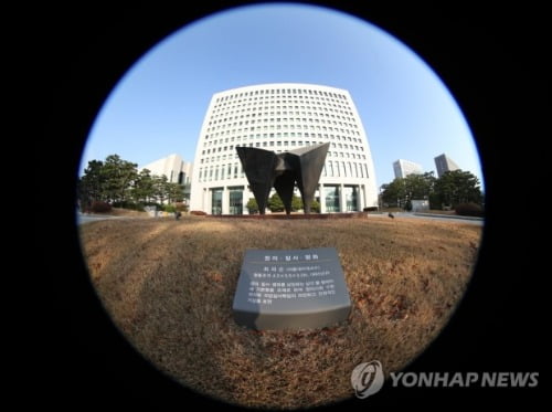 尹 '재판부 사찰' 문건 공개에 秋 '수사의뢰'로 맞불