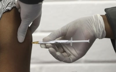 영국, 아스트라제네카 백신 적합성 평가…승인시 다음달 접종