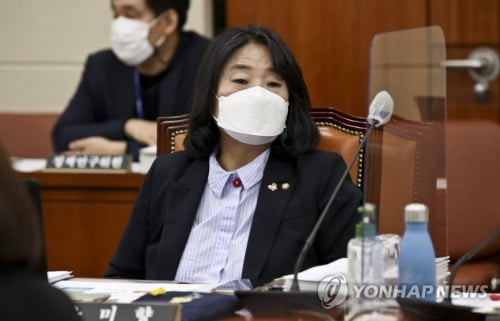 '정의연 후원금 의혹' 윤미향 측 첫 재판서 혐의 전면부인