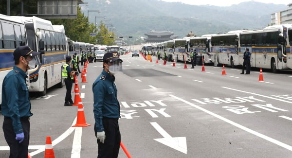  보수단체가 개천절 집회를 예고한 3일 서울 종로구 광화문 광장 일대가 펜스와 차벽으로 둘러 쌓여있다. 경찰은 보수단체가 신고한 차량을 이용한 '차량시위'(드라이브 스루)를 대부분 금지 통고하고 행정법원이 허가한 강동구 일대 9대 이하 차량시위만 허용했다. 사진=뉴스1