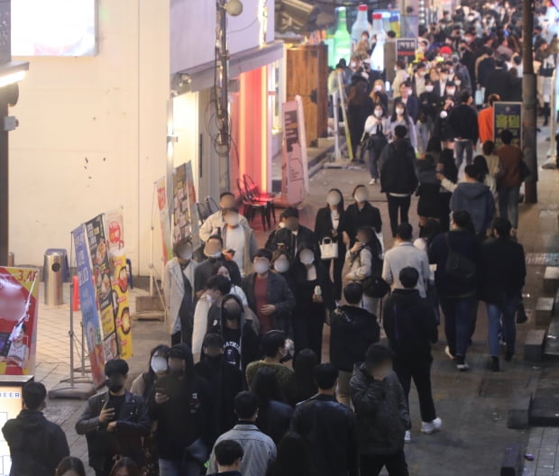 지난달 31일 부산 부산진구 서면 유흥가 일대가 주말과 핼러윈데이를 맞아 북적이고 있다. 사진=뉴스1