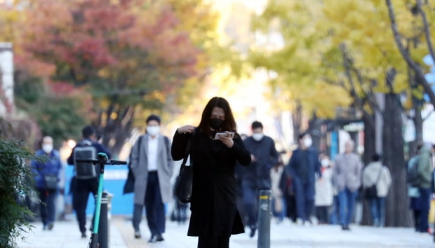 급격히 추워진 날씨를 보인 3일 서울 광화문 광장 인근에서 시민들이 잔뜩 움츠린 채 출근하고 있다./ 사진=뉴스1