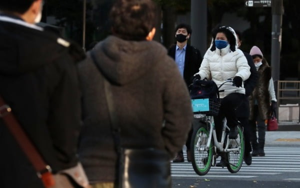 서울의 아침 체감온도가 영하권으로 떨어지며 올 가을들어 가장 추운 날씨를 보인 지난 4일 오전 서울 광화문역 네거리에서 두꺼운 옷을 입은 시민들이 발걸음을 옮기고 있다/사진=뉴스1