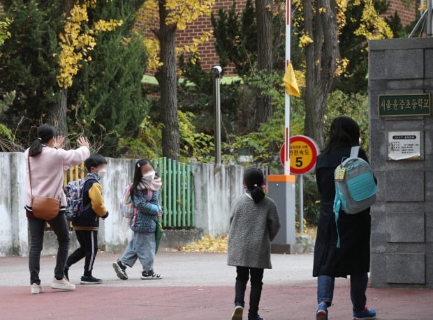 서울의 한 초등학교에서 어린이들이 등교하고 있다.(사진=뉴스1)