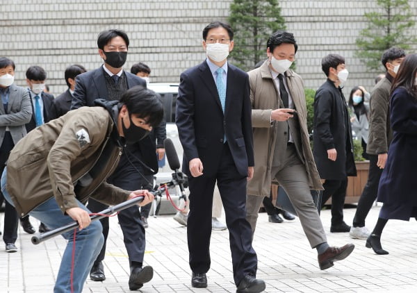 '드루킹 댓글 조작 공모' 혐의로 기소된 김경수 경남도지사가 6일 오후 서울 서초구 서울고등법원에서 열린 컴퓨터등장애업무방해 등 항소심 선고기일에 출석하고 있다. 사진=뉴스1