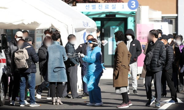  지난 8일 오전 서울 중구 국립중앙의료원에 마련된 선별진료소에서 의료진이 코로나19 검체 채취를 위해 내원객들에게 안내하고 있다/사진=뉴스1