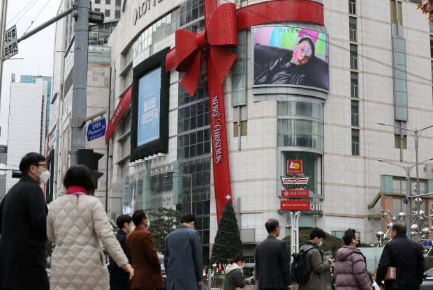 서울 중구 롯데백화점 본점 외관에 꾸며진 크리스마스 테마. 사진=뉴스1