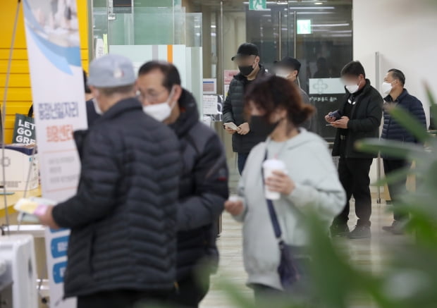 서울지방고용노동청 고용복지플러스센터가 구직자들로 붐비고 있다. 사진=뉴스1