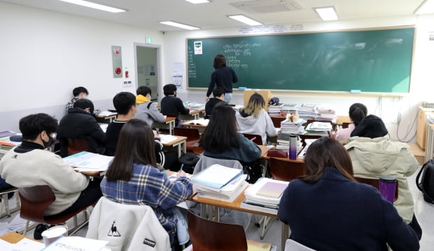 서울 성북구 한 학원에서 수험생들이 수업을 듣고 있다. 사진=뉴스1