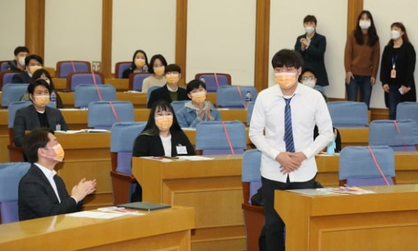 안철수 국민의당 대표가 15일 오후 서울 여의도 국회 의원회관에서 열린 '국민의당 전국청년위원회 운영위원회의 및 출범식'에서 200만 구독자를 확보한 유튜버 진용진 씨를 향해 박수치고 있다. /사진=뉴스1