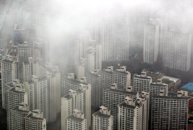 전국 아파트값이 8년여 만에 가장 높은 상승률을 기록하고 있다. 19일 서울 송파구 롯데월드타워에서 바라본 도심의 아파트단지 위로 비구름이 드리워져 있다. /뉴스1