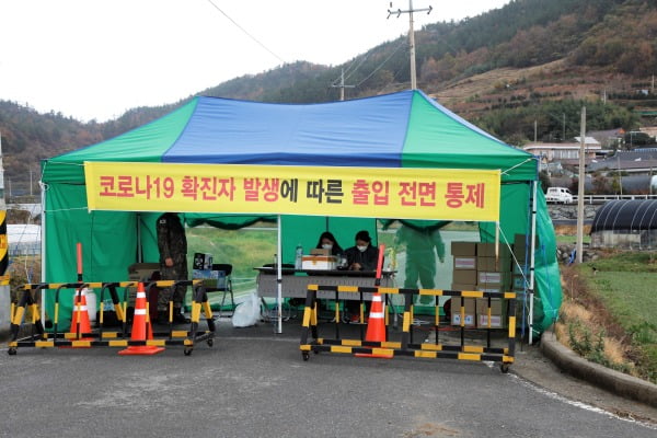 집단 감염이 일어나 동일집단 격리 조치된 전남 순천시 별량면의 한 마을 앞에 통입통제 초소가 설치돼 운영되고 있다. 사진=뉴스1