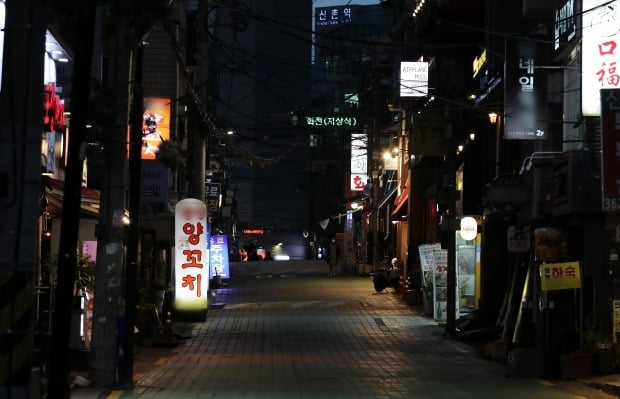 19일 오후 서울 서대문구 신촌 연세로가 한산한 모습을 보이고 있다.  사진=뉴스1