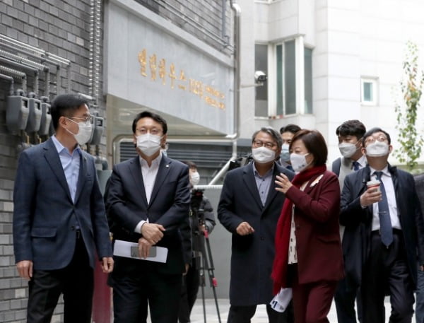 진선미 더불어민주당 미래주거추진단장과 천준호 부단장이 20일 오전 서울 동대문구에 위치한 LH주거복지사업 현장을 방문해 시설들을 둘러보고 있다. /사진=뉴스1