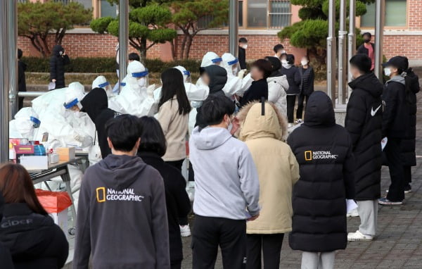 광주와 전남지역에서 신종 코로나바이러스 감염증(코로나19) 확진자가 잇따라 발생하는 가운데 20일 오전 전남 순천의 한 고등학교에서 보건당국이 학생과 교직원 등의 검체를 채취하고 있다/사진=뉴스1