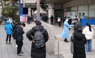 전국 곳곳에서 집단감염 발생…일상감염 통한 '3차 유행' 확산[종합]