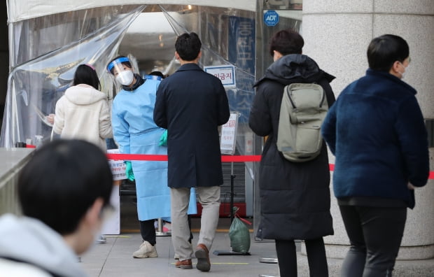 서울 노량진 임용고시학원 관련 누적 확진자가 69명으로 늘어난 21일 서울 동작구보건소 선별진료소가 검사를 받기위한 시민들로 북적이고 있다. 사진=뉴스1