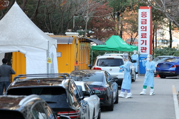 지난 23일 오전 경기도 수원시 장안구 경기도의료원 수원병원 선별진료소가 진단검사를 받기 위한 시민들의 차로 붐비고 있다. 사진=뉴스1