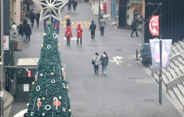 크리스마스를 한달 여 앞두고 수도권 지역에 사회적 거리두기 2단계가 적용된 24일 서울 명동거리가 한산한 모습을 보이고 있다. 사진=뉴스1