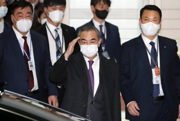 왕이(王毅) 중국 외교부장 겸 국무위원이 25일 오후 인천국제공항을 통해 입국하고 있다. 왕이 외교부장은 26일 오전 외교부 청사에서 강경화 외교부 장관과 회담과 오찬을 가진 뒤, 오후에 청와대에서 문재인 대통령을 예방한다. /사진=뉴스1
