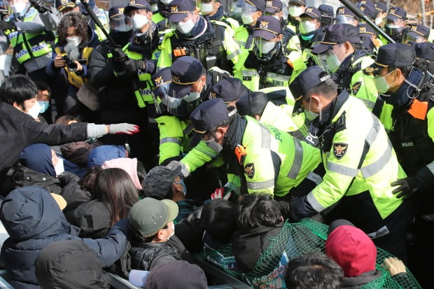 국방부가 공사 자재 반입을 예고한 27일 경북 성주 사드 기지에서 주민과 경찰이 충돌했다. / 사진=뉴스1