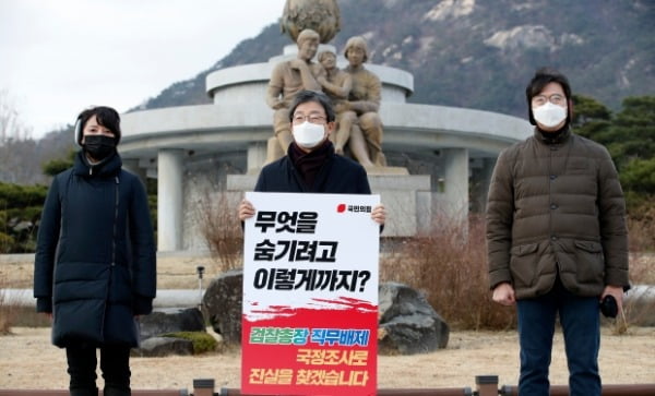 유승민 전 미래통합당(현 국민의힘) 의원이 지난 29일 서울 종로구 청와대 앞 분수대 앞에서 진행되고 있는 법무부-검찰 갈등과 관련해 문재인 대통령의 책임을 묻는 초선의원 릴레이 피켓 시위현장을 찾아 피켓을 들고 있다.  /사진=뉴스1