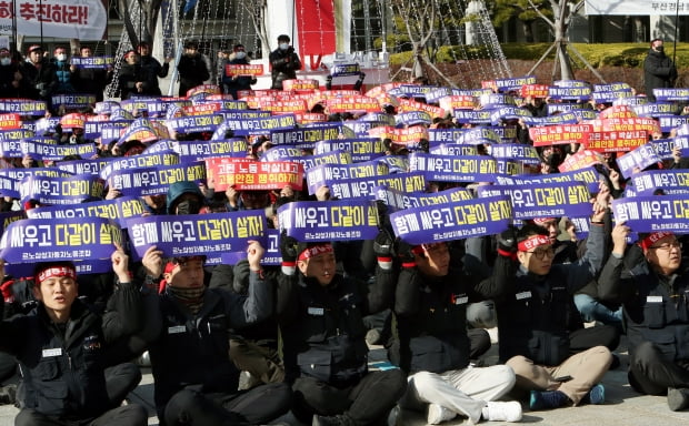 지난 4월 르노삼성 노조가 부산시청 앞에서 임금 인상 쟁취를 결의하는 집회를 열었다. 사진=연합뉴스