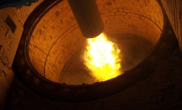 한 시멘트 공장내 소성로 점화 장면. 소성로 내부 온도는 섭씨2000도로 올라가 유해물질 배출이 거의 없이 시멘트의 원료를 태워 용융시킨다.