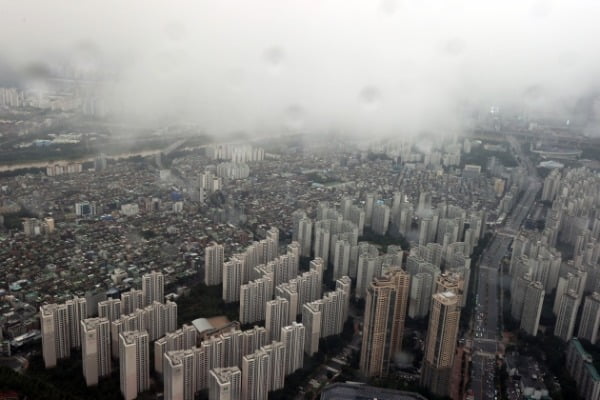 지난 8월3일 서울 송파구 롯데월드타워에서 바라본 송파구 일대 아파트 단지, 주택 위로 비구름이 드리워져 있다. /사진=연합뉴스