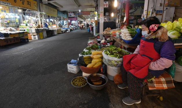 치솟는 집값 팍팍한 고용시장...'소비절벽' 더 깊어진다 