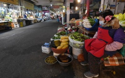 치솟는 집값 팍팍한 고용시장...'소비절벽' 더 깊어진다 