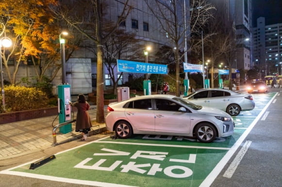 가로등에서 전기차 충전한다…양천구, 첫 개발·설치