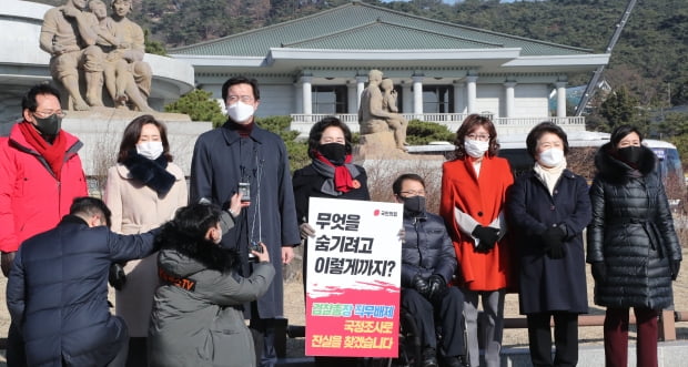 국민의힘 윤두현(왼쪽부터), 전주혜, 강민국, 조명희, 이종성, 양금희, 서정숙, 황보승희 의원이 30일 청와대 분수대 앞에서 추미애 법무부 장관과 윤석열 검찰총장의 갈등에 대한 문재인 대통령의 입장표명을 요구하고 있다. 사진=연합뉴스