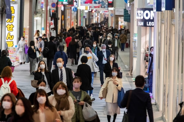 Pedestrians wearing masks in Japan pass through Osaka's shopping streets.  Photo = Yonhap News