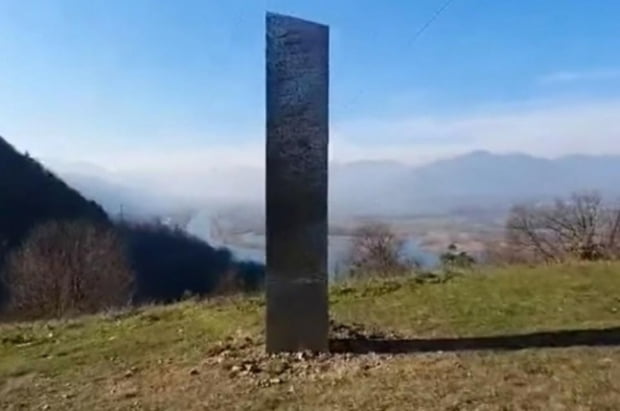 루마니아에서 발견된 금속 기둥