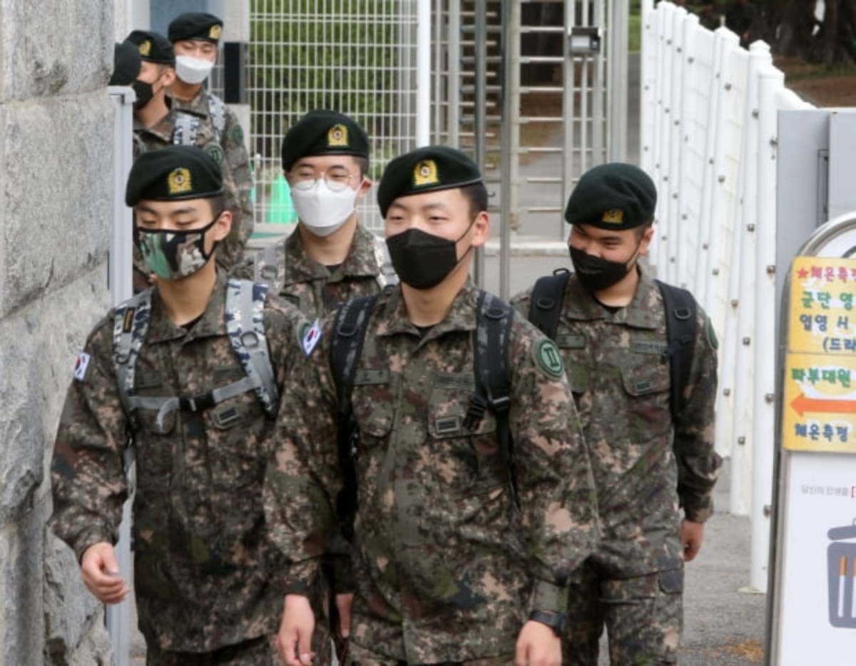 온 몸에 문신 새겨도 현역 입대…軍 병역판정 기준 개정 | 한국경제