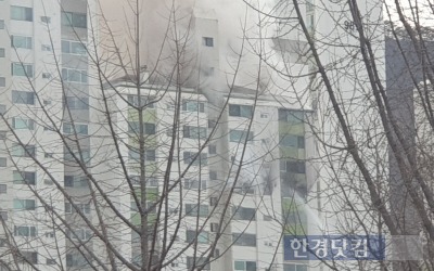 [속보] 군포 산본동 아파트서 화재…2명 추락 등 총 5명 사망