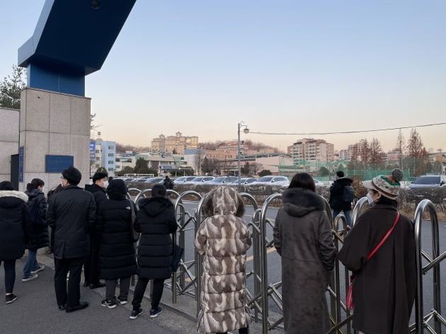 3일 오전 서울 서초구 서울고 앞에서 학부모들이 수험생을 배웅하고 있다.  양길성 기자