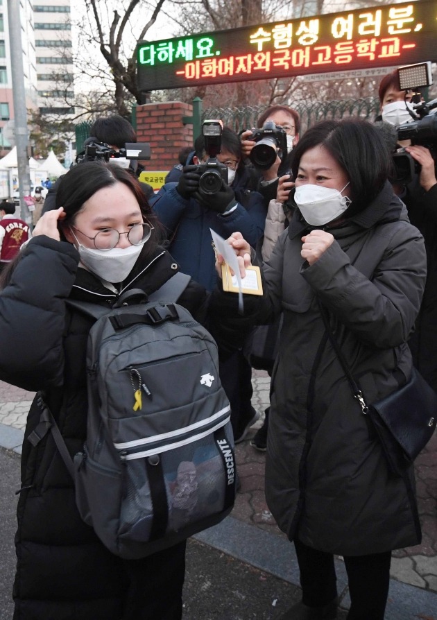 2021학년도 대학수학능력시험일인 3일 오전 서울 중구 이화여자외국어고등학교에서 마스크 쓴 수험생이 어머니의 응원 속에 고사장으로 향하고 있다./김범준기자 bjk07@hankyung.com