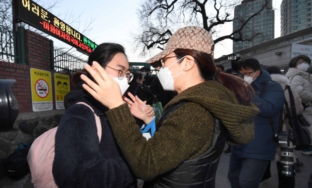 2021학년도 대학수학능력시험일인 3일 오전 서울 중구 이화여자외국어고등학교에서 마스크 쓴 수험생이 어머니의 응원 속에 고사장으로 향하고 있다./김범준기자 bjk07@hankyung.com