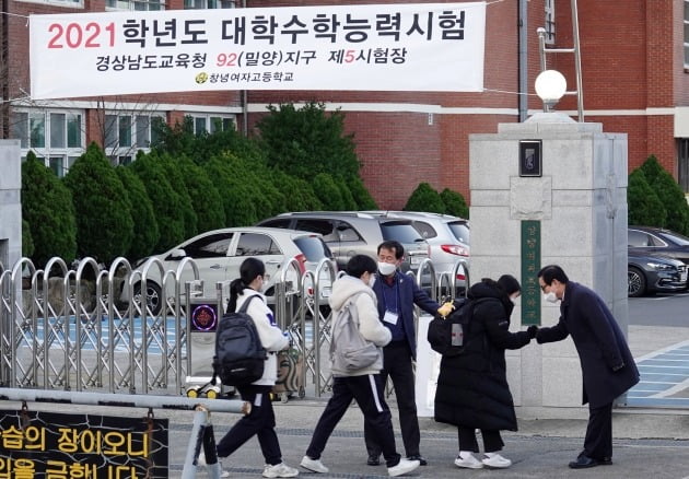 한정우 경남 창녕군수가 2021학년도 대학수학능력시험일인 3일 창녕군 창녕여자고등학교에서 수험생과 주먹 인사를 하며 격려하고 있다. 2020.12.3 [경남 창녕군 제공]