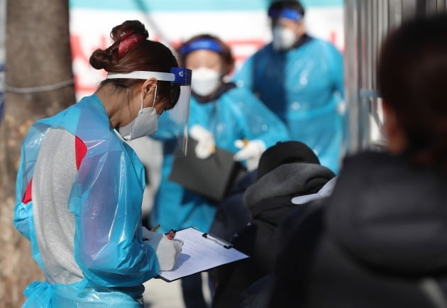 대학수학능력시험일인 3일 오전 서울 중랑구청 선별진료소에서 시민들이 검사를 받기 위해 대기하고 있다. 중앙방역대책본부는 이날 0시 기준으로 신규 확진자가 540명 늘어 누적 3만5천703명이라고 밝혔다. 서울의 코로나19 확진자는 262명 늘어 역대 최다 기록을 경신했다. 2020.12.3 [사진=연합뉴스]