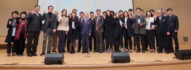 한국기독언론인협회(CJCK)는 지난 2일 '제12회 한국기독언론대상' 수상작을 발표했다.  시상식은 오는 10일 온라인으로 진행될 예정이다. 사진은 지난해 열린 시상식에서 수상자들의 단체사진 모습이다. /CJCK제공