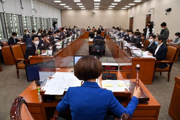 감염병예방법=교회폐쇄법?…운영중단 조항에 일부 목사들 반발  