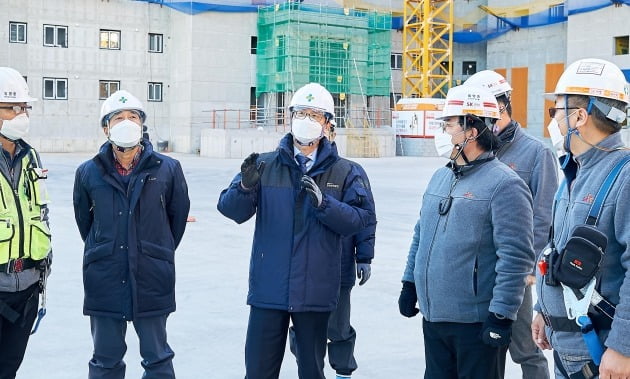 박두용 안전보건공단 이사장(왼쪽 세번째)이 4일 인천시 소재 건설현장을 찾아 동절기 발생하기 쉬운 추락, 화재, 질식 등 위험 요인을 중점 점검했다. 안전보건공단 제공
