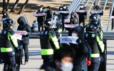 '집회 강행' 민주노총…경찰 폭행한 조합원 1명 현장 검거