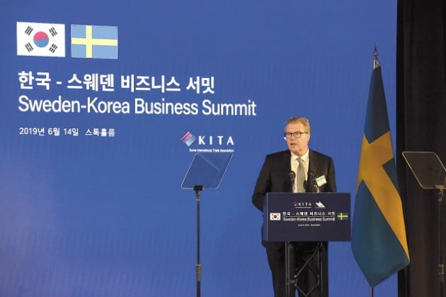 지난해 6월14일 스톡홀름에서 열린 한국-스웨덴 비즈니스 서밋에서 레이프 요한손 아스트라제네카 회장이 7500억원 규모의 연구개발 투자를 발표하는 모습. [사진=연합뉴스]